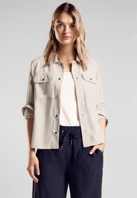 Куртка с накладнымит карманами Куртка с накладнымит карманами