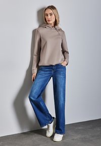 Пуловер с капюшоном Пуловер с капюшоном