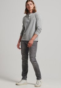 Узкие джинсы Узкие джинсы