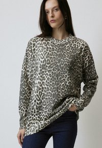 Длинный пуловер Длинный пуловер