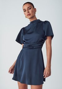 Короткое платье Короткое платье