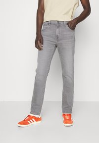 Узкие джинсы Узкие джинсы