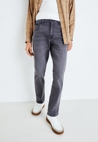 Прямые джинсы Прямые джинсы