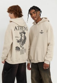 Пуловер с капюшоном Пуловер с капюшоном