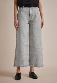 Свободные джинсы Свободные джинсы