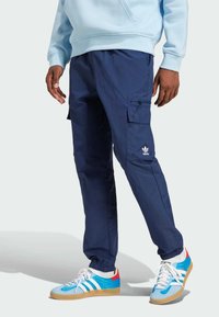 Брюки с накладными карманами Брюки с накладными карманами