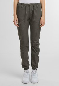 Брюки с накладными карманами Брюки с накладными карманами