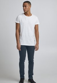 Узкие джинсы Узкие джинсы