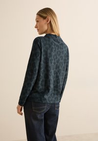 Пуловер с капюшоном Пуловер с капюшоном