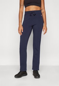 Спортивный костюм Спортивный костюм