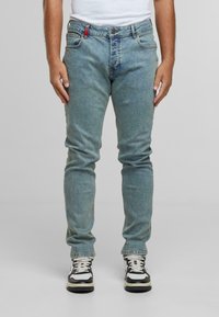 Узкие джинсы Узкие джинсы