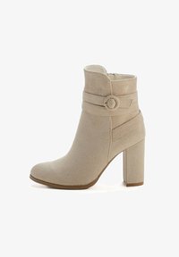 Полусапожки на высоком каблуке Полусапожки на высоком каблуке