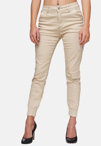 Брюки с накладными карманами Брюки с накладными карманами