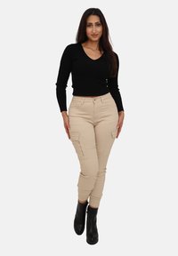 Брюки с накладными карманами Брюки с накладными карманами