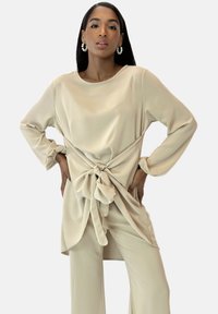 Атласная блузка Атласная блузка