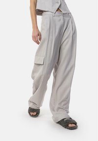 Брюки с накладными карманами Брюки с накладными карманами