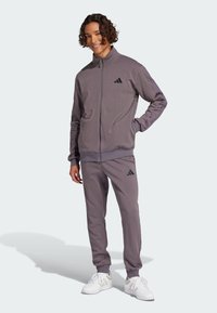 Спортивный костюм Спортивный костюм