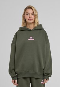 Пуловер с капюшоном Пуловер с капюшоном