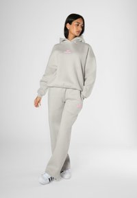 Пуловер с капюшоном Пуловер с капюшоном