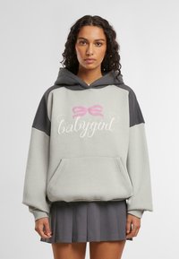 Пуловер с капюшоном Пуловер с капюшоном