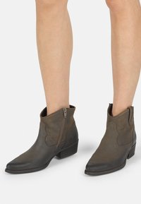 Ковбойские сапоги Ковбойские сапоги