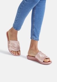 Шлепанцы Шлепанцы