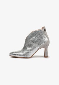 Полусапожки на высоком каблуке Полусапожки на высоком каблуке