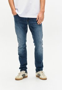 Узкие джинсы Узкие джинсы