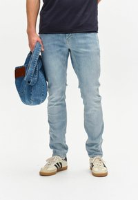 Узкие джинсы Узкие джинсы