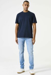 Прямые джинсы Прямые джинсы