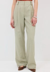 Брюки с накладными карманами Брюки с накладными карманами