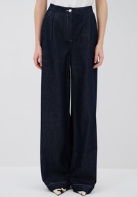 Свободные джинсы Свободные джинсы