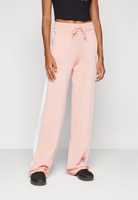 Спортивный костюм Спортивный костюм