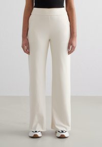 Спортивный костюм Спортивный костюм