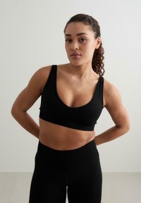 Спортивный бюстгальтер Спортивный бюстгальтер