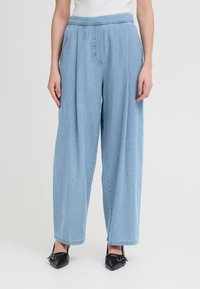 Свободные джинсы Свободные джинсы