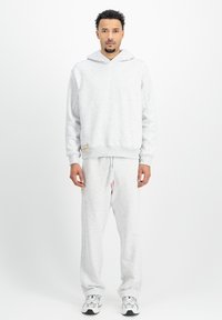 Пуловер с капюшоном Пуловер с капюшоном