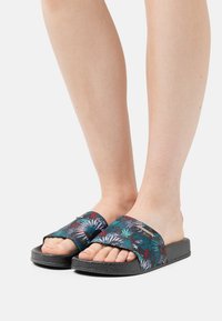 Шлепанцы Шлепанцы