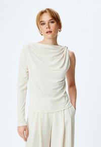 Топ на одно плечо Топ на одно плечо