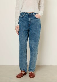 Свободные джинсы Свободные джинсы