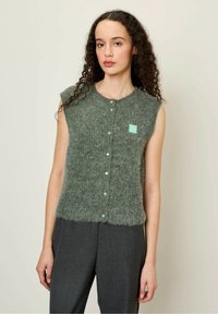 Вязаный жилет Вязаный жилет