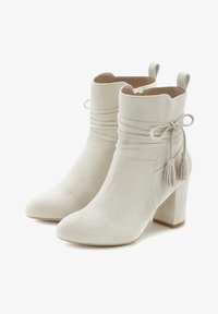 Полусапожки на высоком каблуке Полусапожки на высоком каблуке