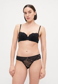 Трусы на бедрах Трусы на бедрах