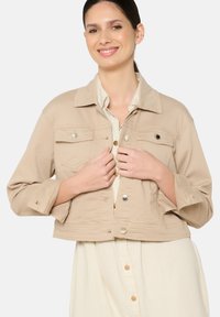 Куртка с накладнымит карманами Куртка с накладнымит карманами