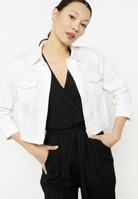 Куртка с накладнымит карманами Куртка с накладнымит карманами