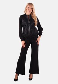 Спортивный костюм Спортивный костюм