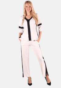 Спортивный костюм Спортивный костюм