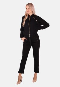 Спортивный костюм Спортивный костюм