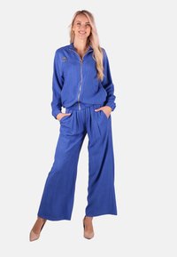 Спортивный костюм Спортивный костюм