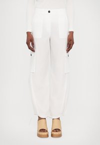 Брюки с накладными карманами Брюки с накладными карманами